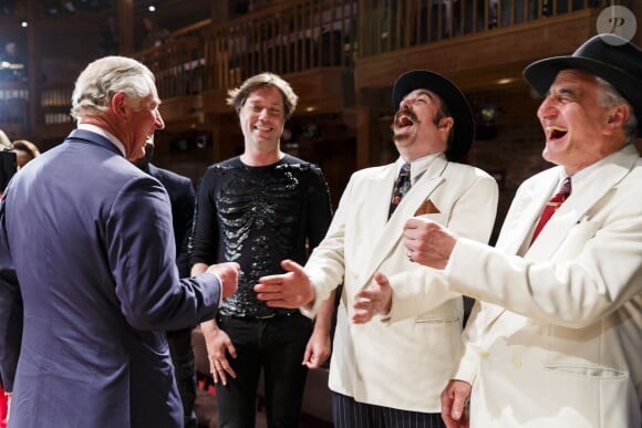 Le prince Charles avec Rufus Wainwright et des comédiens en backstage lors de la représentation de Shakespeare Live!, performance exceptionnelle organisée à l'occasion du 400e anniversaire de la mort de William Shakespeare au Royal Shakespeare Theatre à Stratford-upon-Avon le 23 avril 2016.