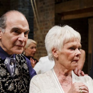David Suchet et Judi Dench lors de la représentation de Shakespeare Live!, performance exceptionnelle organisée à l'occasion du 400e anniversaire de la mort de William Shakespeare au Royal Shakespeare Theatre à Stratford-upon-Avon le 23 avril 2016.