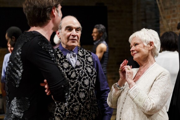 Rufus Wainwright, David Suchet et Judi Dench lors de la représentation de Shakespeare Live!, performance exceptionnelle organisée à l'occasion du 400e anniversaire de la mort de William Shakespeare au Royal Shakespeare Theatre à Stratford-upon-Avon le 23 avril 2016.