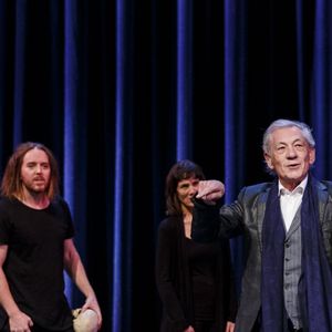 Tim Minchin, Harriet Walter, Sir Ian McKellen, David Tennant, Paapa Essiedu, Benedict Cumberbatch et Rory Kinnear lors de la représentation de Shakespeare Live!, performance exceptionnelle organisée à l'occasion du 400e anniversaire de la mort de William Shakespeare au Royal Shakespeare Theatre à Stratford-upon-Avon le 23 avril 2016.