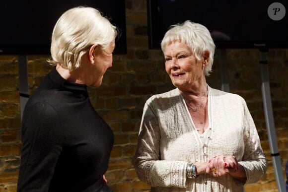 Helen Mirren et Judi Dench lors de la représentation de Shakespeare Live!, performance exceptionnelle organisée à l'occasion du 400e anniversaire de la mort de William Shakespeare au Royal Shakespeare Theatre à Stratford-upon-Avon le 23 avril 2016.