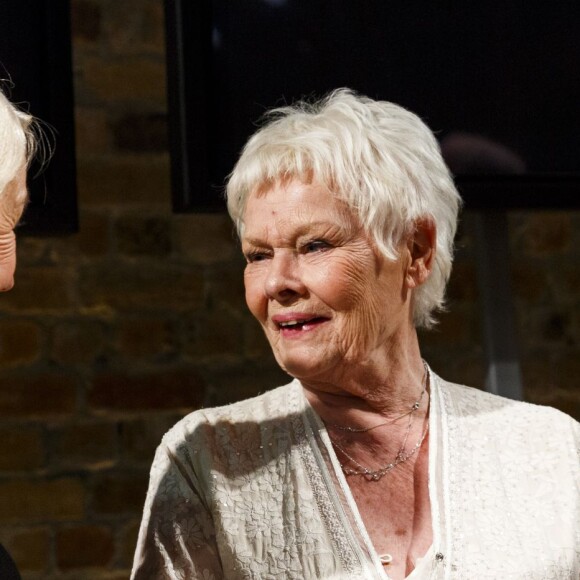 Helen Mirren et Judi Dench lors de la représentation de Shakespeare Live!, performance exceptionnelle organisée à l'occasion du 400e anniversaire de la mort de William Shakespeare au Royal Shakespeare Theatre à Stratford-upon-Avon le 23 avril 2016.