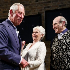 Le prince Charles et Camilla Parker Bowles saluent Judi Dench et David Suchet lors de la représentation de Shakespeare Live!, performance exceptionnelle organisée à l'occasion du 400e anniversaire de la mort de William Shakespeare au Royal Shakespeare Theatre à Stratford-upon-Avon le 23 avril 2016.