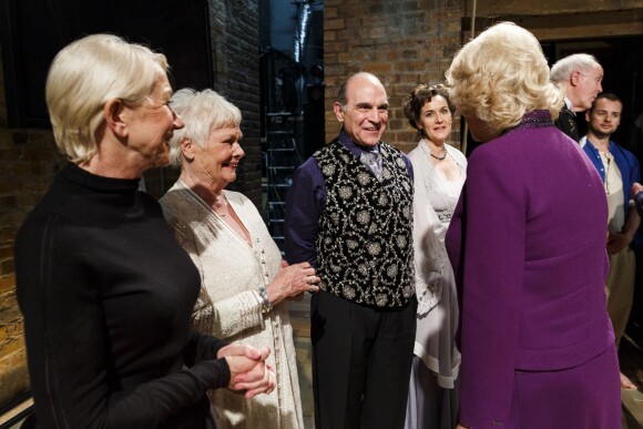 Camilla Parker Bowles rencontre Helen Mirren, Judi Dench et David Suchet lors de la représentation de Shakespeare Live!, performance exceptionnelle organisée à l'occasion du 400e anniversaire de la mort de William Shakespeare au Royal Shakespeare Theatre à Stratford-upon-Avon le 23 avril 2016.