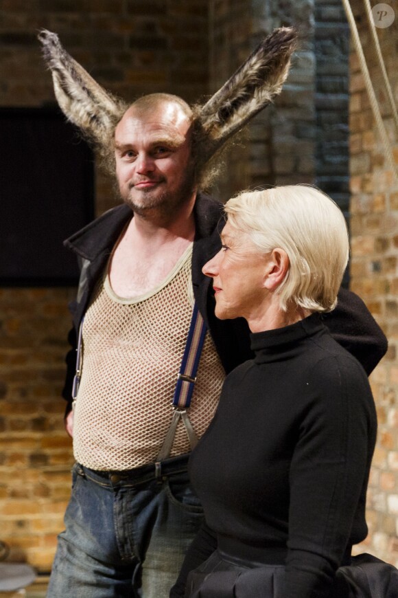 Al Murray et Helen Mirren lors de la représentation de Shakespeare Live!, performance exceptionnelle organisée à l'occasion du 400e anniversaire de la mort de William Shakespeare au Royal Shakespeare Theatre à Stratford-upon-Avon le 23 avril 2016.