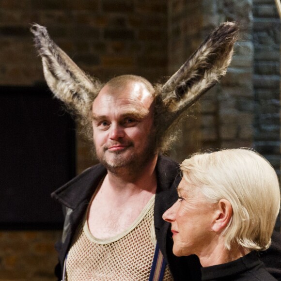 Al Murray et Helen Mirren lors de la représentation de Shakespeare Live!, performance exceptionnelle organisée à l'occasion du 400e anniversaire de la mort de William Shakespeare au Royal Shakespeare Theatre à Stratford-upon-Avon le 23 avril 2016.