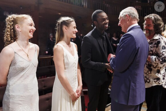 Le prince Charles rencontre Paapa Essiedu en backstage lors de la représentation de Shakespeare Live!, performance exceptionnelle organisée à l'occasion du 400e anniversaire de la mort de William Shakespeare au Royal Shakespeare Theatre à Stratford-upon-Avon le 23 avril 2016.
