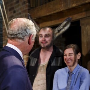 Le prince Charles rencontre Al Murray lors de la représentation de Shakespeare Live!, performance exceptionnelle organisée à l'occasion du 400e anniversaire de la mort de William Shakespeare au Royal Shakespeare Theatre à Stratford-upon-Avon le 23 avril 2016.