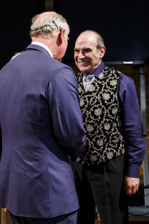 Le prince Charles et David Suchet lors de la représentation de Shakespeare Live!, performance exceptionnelle organisée à l'occasion du 400e anniversaire de la mort de William Shakespeare au Royal Shakespeare Theatre à Stratford-upon-Avon le 23 avril 2016.