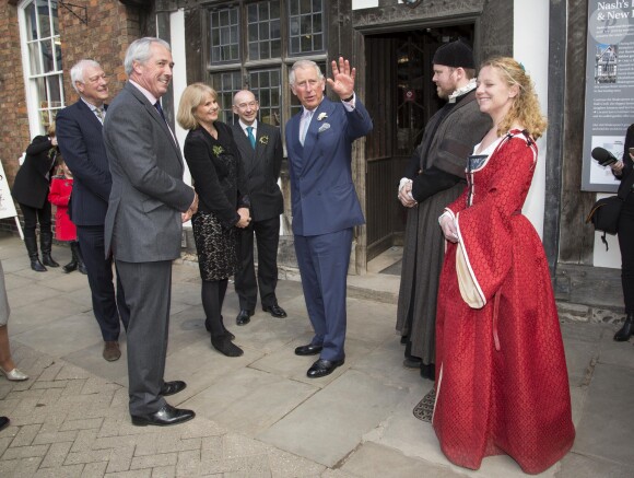 Le prince Charles visite la maison de New Place où William Shakespeare a passé ses années de retraite à l'occasion du 400e anniversaire de la mort de Shakespeare à Stratford-upon-Avon le 23 avril 2016.