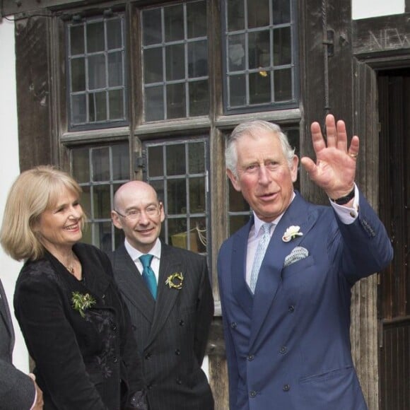 Le prince Charles visite la maison de New Place où William Shakespeare a passé ses années de retraite à l'occasion du 400e anniversaire de la mort de Shakespeare à Stratford-upon-Avon le 23 avril 2016.