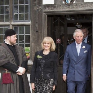 Le prince Charles visite la maison de New Place où William Shakespeare a passé ses années de retraite à l'occasion du 400e anniversaire de la mort de Shakespeare à Stratford-upon-Avon le 23 avril 2016.