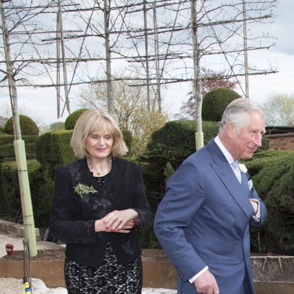 Le prince Charles visite la maison de New Place où William Shakespeare a passé ses années de retraite à l'occasion du 400e anniversaire de la mort de Shakespeare à Stratford-upon-Avon le 23 avril 2016.