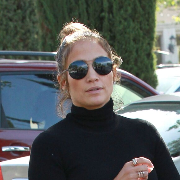 Jennifer Lopez fait du shopping avec une amie à Calabasas, le 25 avril 2016