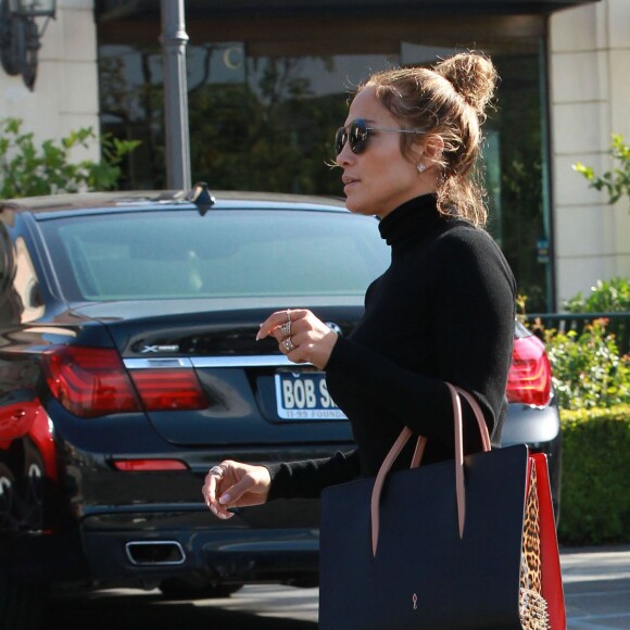 Jennifer Lopez fait du shopping avec une amie à Calabasas, le 25 avril 2016