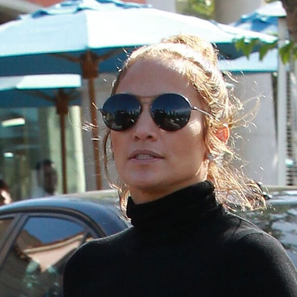 Jennifer Lopez fait du shopping avec une amie à Calabasas, le 25 avril 2016