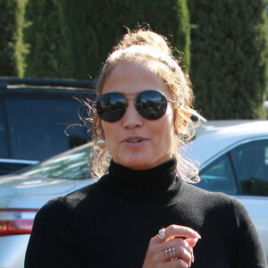 Jennifer Lopez fait du shopping avec une amie à Calabasas, le 25 avril 2016