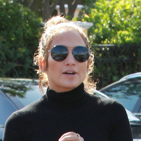 Jennifer Lopez fait du shopping avec une amie à Calabasas, le 25 avril 2016