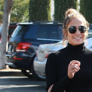 Jennifer Lopez fait du shopping avec une amie à Calabasas, le 25 avril 2016