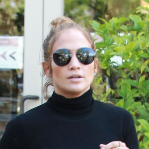 Jennifer Lopez fait du shopping avec une amie à Calabasas, le 25 avril 2016