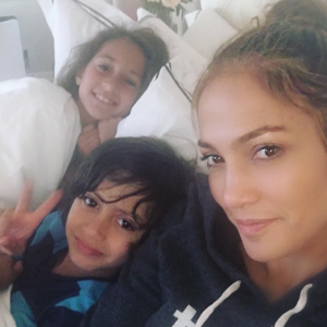 Jennifer Lopez a publié une photo avec ses deux enfants sur sa page Instagram, le 25 avril 2016