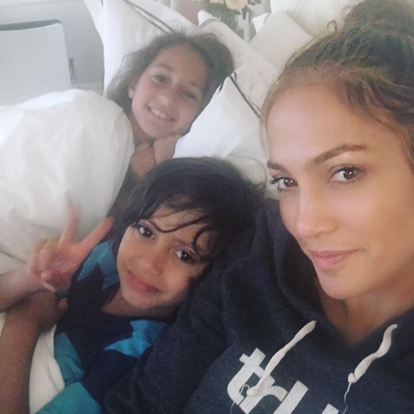 Jennifer Lopez a publié une photo avec ses deux enfants sur sa page Instagram, le 25 avril 2016