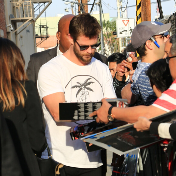 Chris Hemsworth arrive pour l'émission "Jimmy Kimmel Live" à Los Angeles le 14 avril 2016