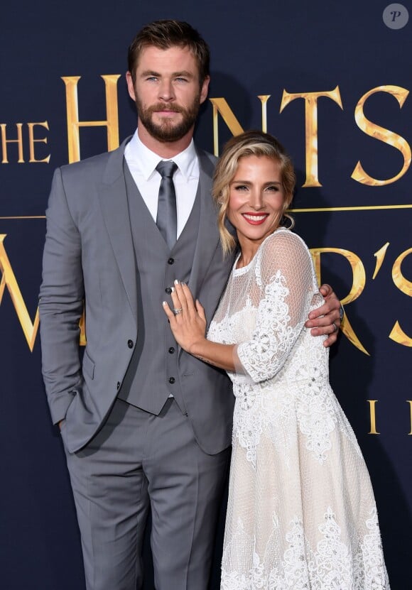 Chris Hemsworth et sa femme Elsa Pataky lors de la première du film "Le Chasseur et la reine des glaces" à Los Angeles le 11 avril 2011