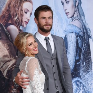 Chris Hemsworth et sa femme Elsa Pataky lors de la première du film "Le Chasseur et la reine des glaces" au Village Theatre à Los Angeles, le 11 avril 2011