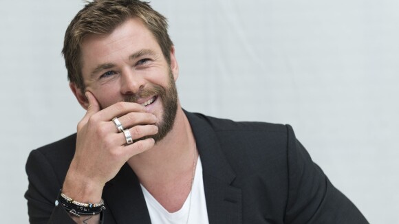 Chris Hemsworth : Aux petits soins pour une fan qui lui propose de se dénuder !