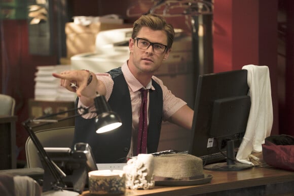 Chris Hemsworth dans le film "S.O.S. Fantômes", où il interprète le rôle de Kevin, un secrétaire.