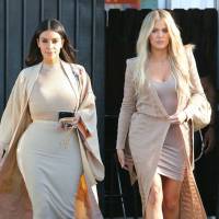Kim et Khloé Kardashian : Un duo irrésistible, Kim maquillée par sa fille