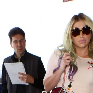La chanteuse Kesha va prendre un avion à l'aéroport de LAX à Los Angeles, le 15 avril 2016. © CPA/Bestimage15/04/2016 - Los Angeles