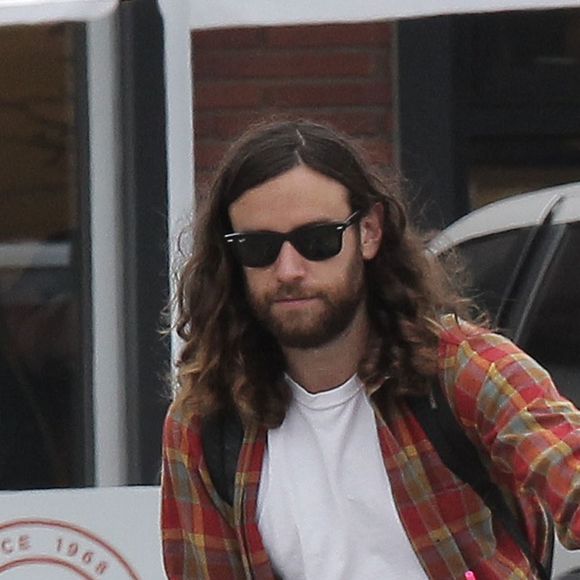 Exclusif - Kesha et son compagnon Brad Ashenfelter se baladent à vélo à Los Angeles, le 7 avril 2016. © CPA/Bestimage