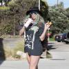 Exclusif - La chanteuse Kesha fait une balade à vélo à Los Angeles le 2 avril 2016. © CPA / Bestimage