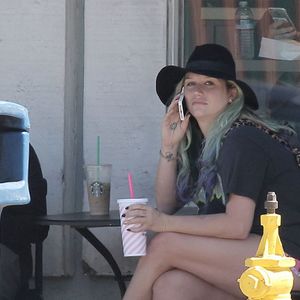 Exclusif - La chanteuse Kesha fait une balade à vélo à Los Angeles le 2 avril 2016. © CPA / Bestimage
