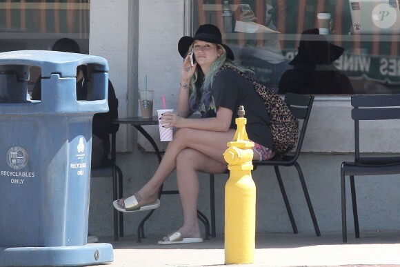 Exclusif - La chanteuse Kesha fait une balade à vélo à Los Angeles le 2 avril 2016. © CPA / Bestimage