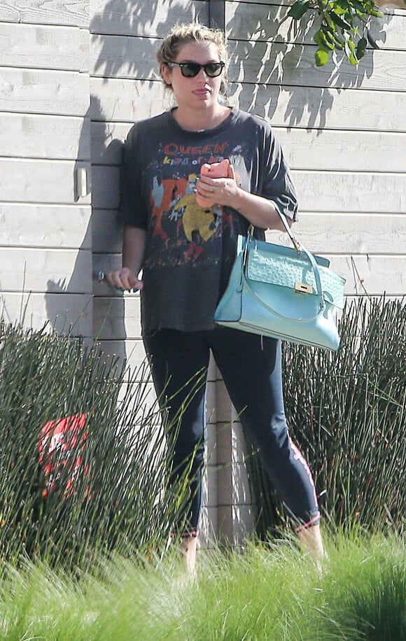 Exclusif - La chanteuse Kesha quitte le domicile d'un ami à Los Angeles le 14 mars 2016. Kesha a accordé sa couleur de cheveux, bleu ciel, avec celle de son sac à main.