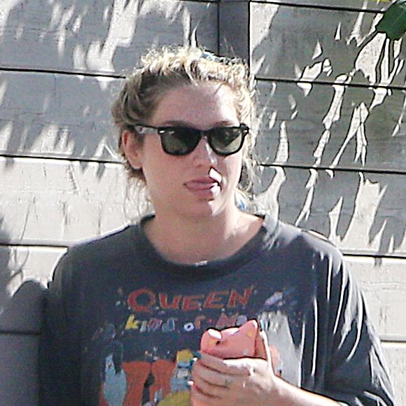 Exclusif - La chanteuse Kesha quitte le domicile d'un ami à Los Angeles le 14 mars 2016. Kesha a accordé sa couleur de cheveux, bleu ciel, avec celle de son sac à main.