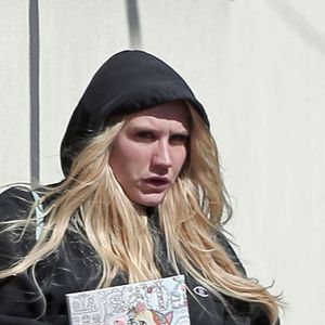 Exclusif - Prix spécial - Kesha de retour à New York après avoir perdu son procès pour agression sexuelle. Elle accusait Lukasz Sebastian Gottwald, alias Dr Luke, de l'avoir agressée physiquement et sexuellement à plusieurs reprises, et ce dès le début de leur collaboration en 2005. La chanteuse avait alors 18 ans. Le 23 février 2016 © CPA/Bestimage