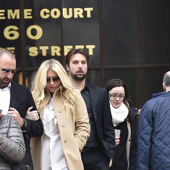 La chanteuse Kesha quitte la cour de New York après son audition dans l'affaire qui l'oppose à Dr Luke, le 19 février 2016. Sony empêche Kesha de changer de maison de disque et veut l'obliger à faire les 3 prochains albums avec Dr. Luke, comme l'exige son contrat, alors que la chanteuse prétend que l'homme l'a agressée sexuellement.