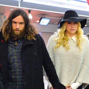 Kesha et son compagnon Brad Ashenfelter arrivent à l'aéroport de Los Angeles le 18 février 2016. © CPA/Bestimage