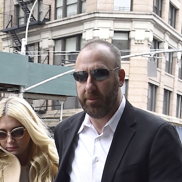 La chanteuse Kesha quitte la cour de New York après son audition dans l'affaire qui l'oppose à Dr Luke, le 19 février 2016. Sony empêche Kesha de changer de maison de disque et veut l'obliger à faire les 3 prochains albums avec Dr. Luke, comme l'exige son contrat, alors que la chanteuse prétend que l'homme l'a agressée sexuellement.