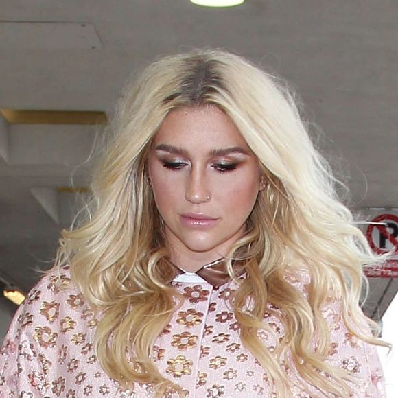 Kesha arrive à l‘aéroport de LAX à Los Angeles pour prendre l'avion, le 10 janvier 2016