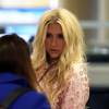 Kesha arrive à l‘aéroport de LAX à Los Angeles pour prendre l'avion, le 10 janvier 2016