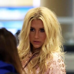 Kesha arrive à l‘aéroport de LAX à Los Angeles pour prendre l'avion, le 10 janvier 2016