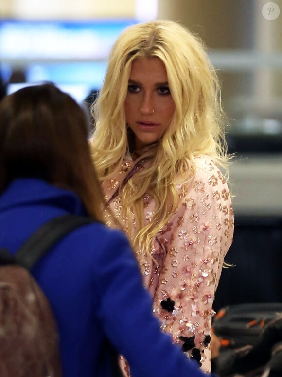 Kesha arrive à l‘aéroport de LAX à Los Angeles pour prendre l'avion, le 10 janvier 2016