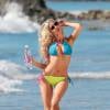 Le mannequin Daisy Lea en plein shooting pour la marque 138 Water sur la plage de Cabo San Lucas, au Mexique. Le 12 avril 2016.