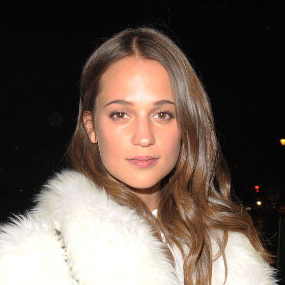 Alicia Vikander arrive à la soirée Louis Vuitton lors de la Fashion Week à Paris, le 9 mars 2016.