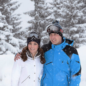 Le duc et la duchesse de Cambridge en mars 2016 lors d'un week-end en famille avec George et Charlotte dans les Alpes françaises. Kate Middleton et le prince William fêtent leurs 5 ans de mariage le 29 avril 2011.